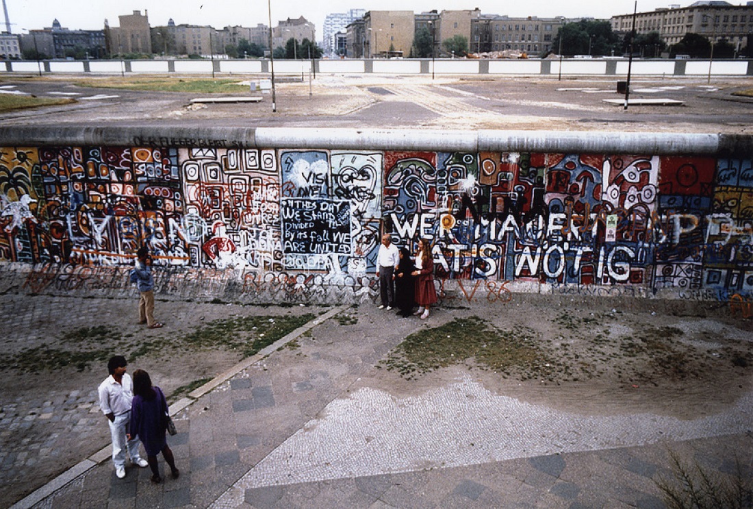 Berlin, Blick auf die Mauer nahe dem Potsdamer Platz (Foto: Nancy Wong, Bild: Edmunddantes, CC BY SA 3.0, 1986) 