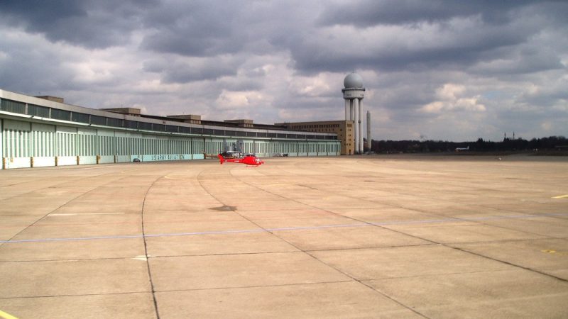 Berlin, Flughafen Tempelhof (Bild: Doris_L, CC BY NC SA 2.0, via flickr, 2000)