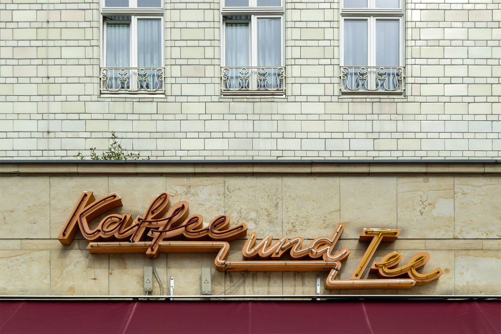 Berlin, Werbezug an der Karl-Marx-Allee (Bild: Martin Maleschka)