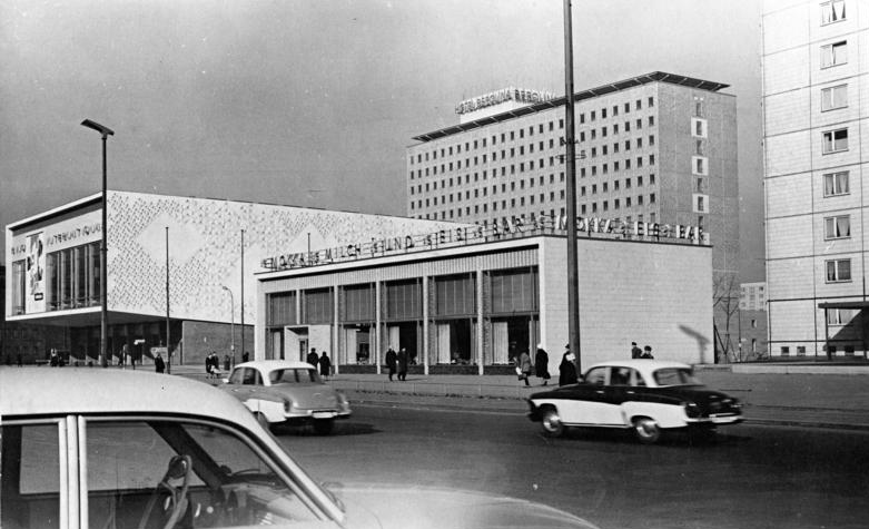 Berlin, Karl-Marx-Allee mit dem Kino International, dem Hotel Berolina sowie der Mokka-, Milch- und Eisbar, 1964 (Foto: Ulrich Kohls, Bild: Bundesarchiv Bild 183-C0325-0007-003)