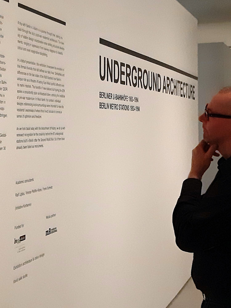 Am Eingang der Ausstellung (Bild: Ausstellung "Underground Architecture" in der Berlinischen Galerie, Februar 2019, Karin Berkemann)