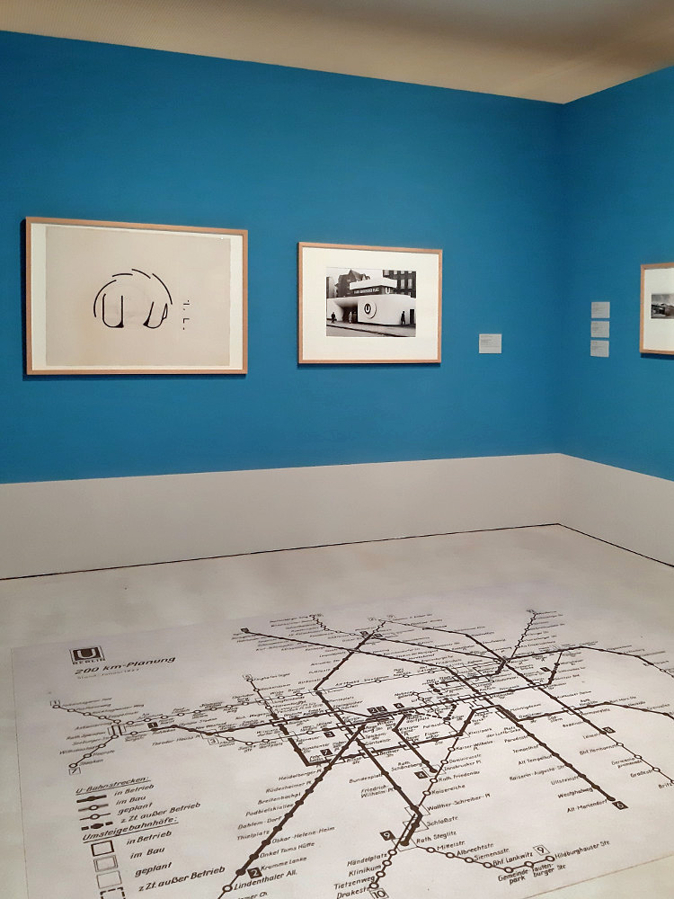 Ein Blick in die Ausstellungsräume (Bild: Ausstellung "Underground Architecture" in der Berlinischen Galerie, Februar 2019, Karin Berkemann)
