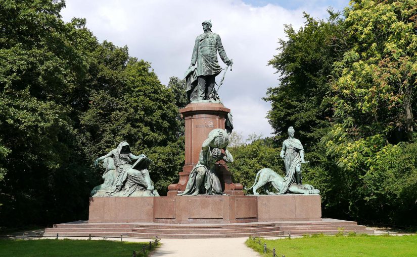 Bismarck Denkmal am Großen Stern in Berlin Tiergarten (Bild: jensdarup, CC BY-SA 3.0, 2012)