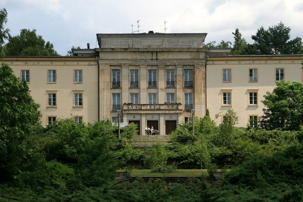Bogensee, Lektionsgebäude der Jugendhochschule "Wilhelm Pieck" (Bild: Lürgen Lindert, CC BY-SA 3.0)