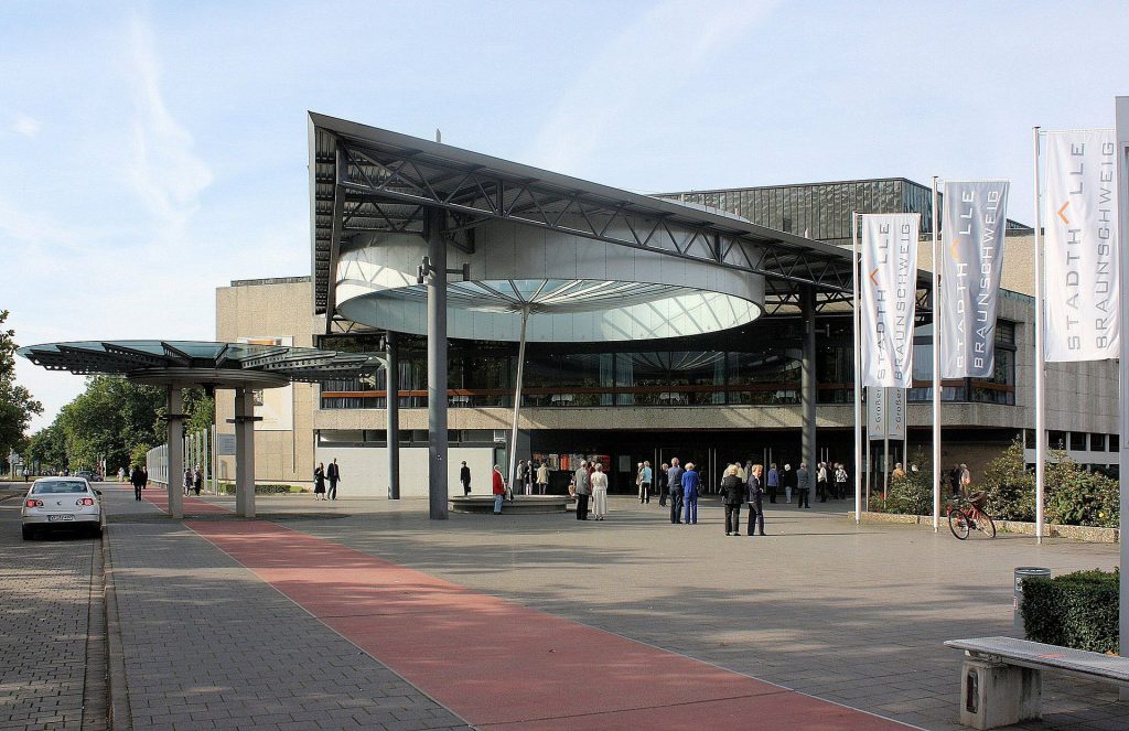 Braunschweig, Stadthalle (Bild: Dguendel, CC BY 3.0)