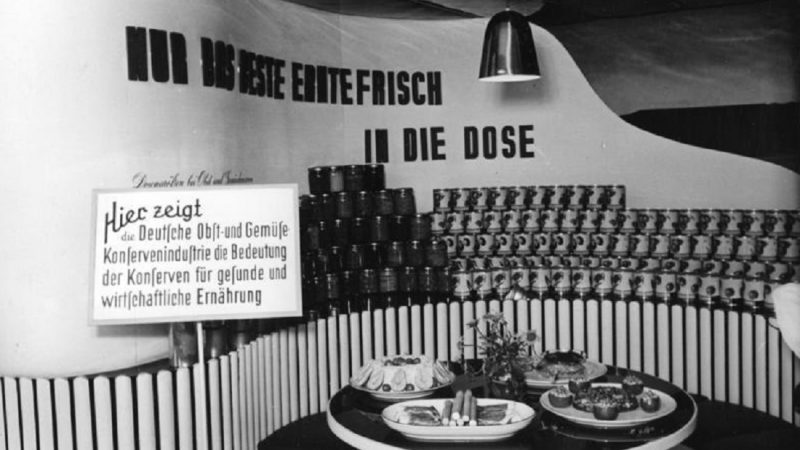 Auf der ersten Bundesgartenschau präsentiert sich die Deutsche Konservenindustrie 1951 in Hannover als Vitamingarant (Bild: Bundesarchiv, Bild B 145 Bild-F000069-3334, CC BY SA 3.0)
