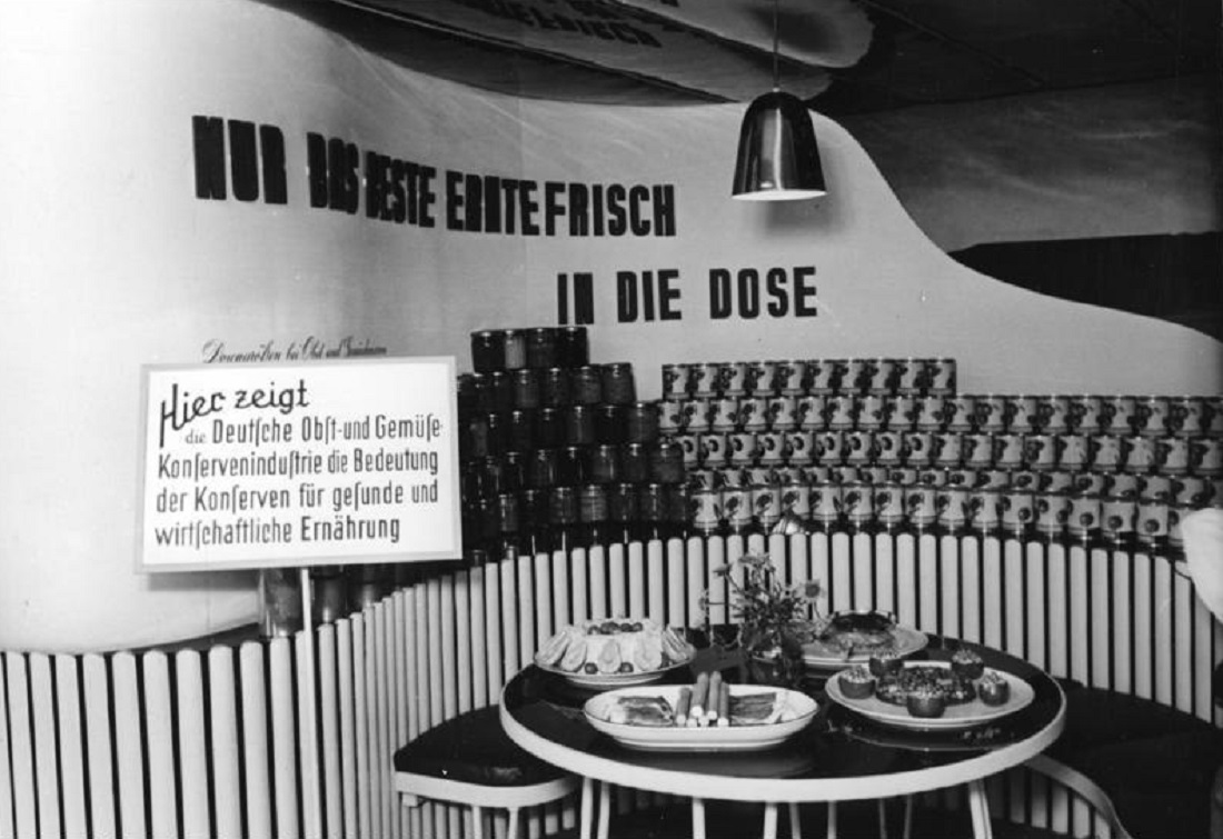 Auf der ersten Bundesgartenschau präsentiert sich die Deutsche Konservenindustrie 1951 in Hannover als Vitamingarant (Bild: Bundesarchiv, Bild B 145 Bild-F000069-3334, CC BY SA 3.0)