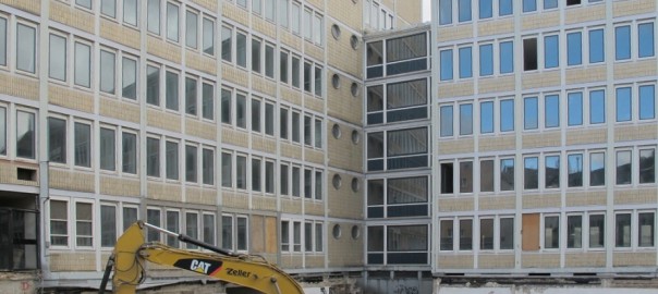 Der Westflügel (links) des ehemaligen Bundesrechnungshofs wird abgerissen - und mit ihm ein weiteres Gebäude der 1950er (Bild: D. Bartetzko)