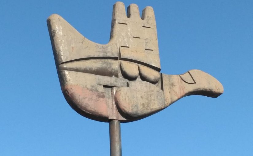 Chandigarh, Le Corbusier: Open Hand Monument (Bild: Anamdas, CC BY-SA 3.0)