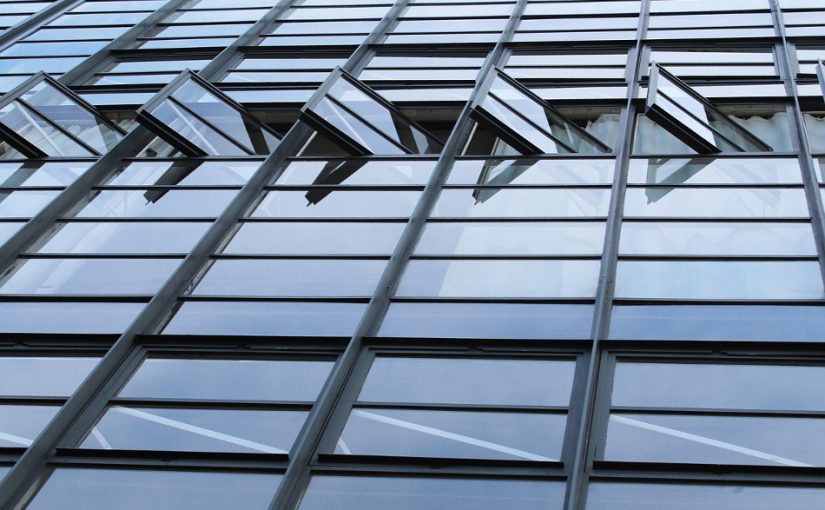 Dessau, Bauhausgebäude, Fenster (Bild: Birgit Böllinger, via Pixabay)