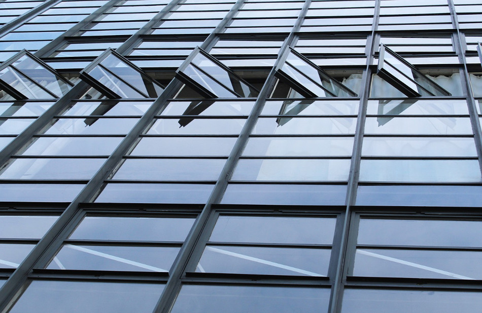 Dessau, Bauhausgebäude, Fenster (Bild: Birgit Böllinger, via Pixabay)