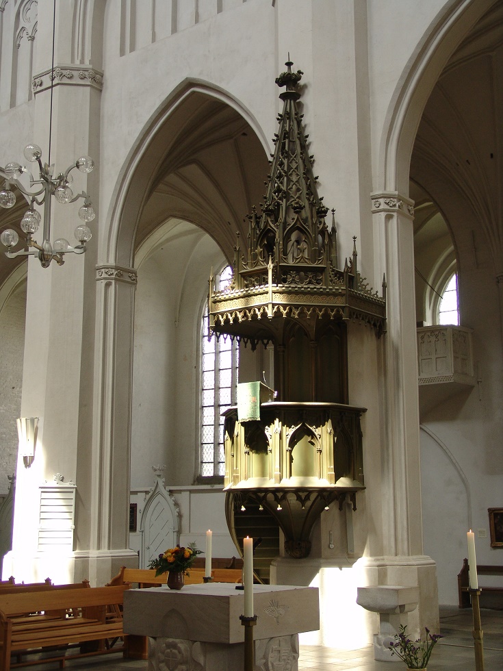Die neue Raummitte: der Altarblock von Hans Kock unter der historistischen Kanzel des Greifswalder Doms (Bild: Tilman2007, CC BY SA 3.0)