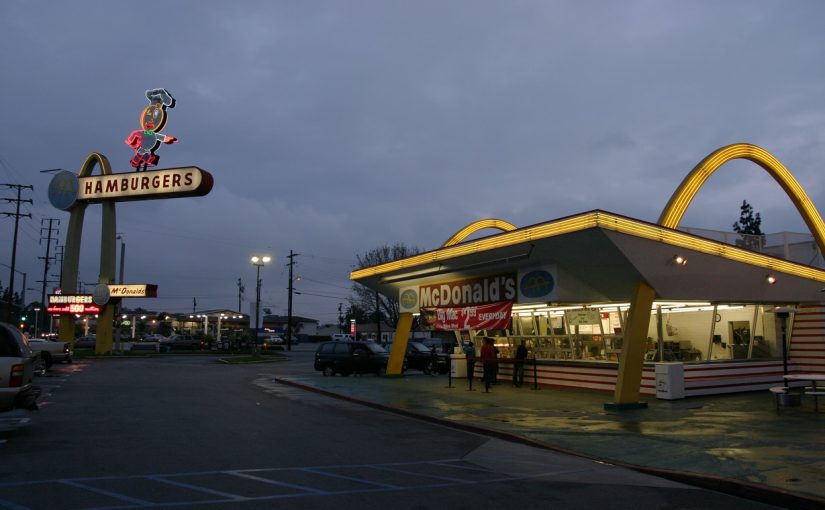 Das älteste geöffnete McDonalds-Restaurant (1953) in Downey/Caifornien (Bild: Bryan Hong, CC BY SA 2.5)