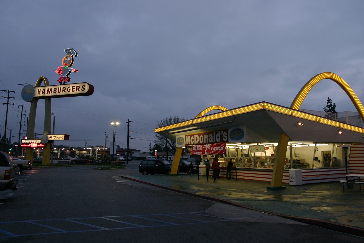 Das älteste geöffnete McDonalds-Restaurant (1953) in Downey/Caifornien (Bild: Bryan Hong, CC BY SA 2.5)