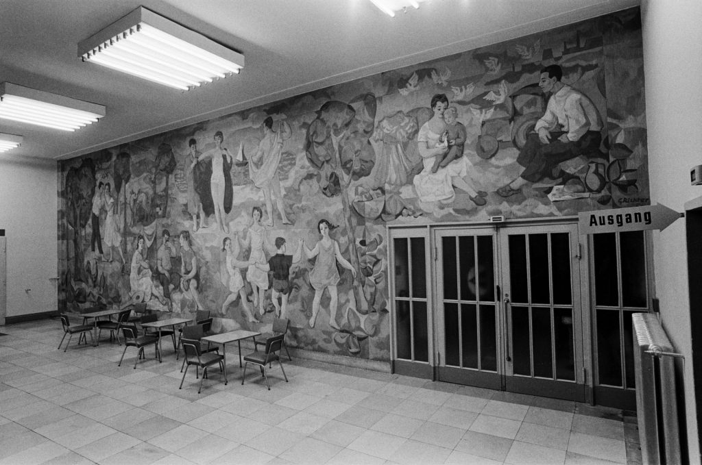 Dresden, "Lebensfreude", Zustand 1969 (Bild: Erich-Auerbach. Für das Wandgemaelde: © Gerhard-Richter-2024-01022024-courtesy-Gerhard-Richter-Archiv-Dresden)