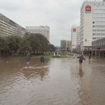 Dresden, "Jahrhunderthochwasser" in der Prager Straße, 2002 (Bild: SLUB Dresden/Deutsche Fotothek, Foto: Hendrik Ahlers)