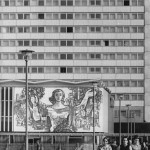Dresden, Wandbild "Dresden grüßt seine Gäste" von Kurt Sillack und Rudolf Lipowski am ehemaligen Restaurant Bastei, 1970 (Bild: Bundesarchiv Bild 183-J0922-0007-001, Foto: Ulrich Häßler)