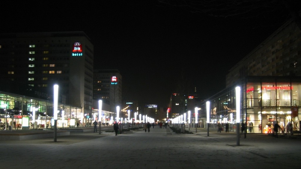 Dresden, Prager Straße nach der Freiflächengestaltung, Nachtansicht mit Stablampen, 2004 (Foto: Conrad Nutschan)