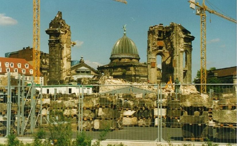 Dresden, Frauenkirche im Wiederaufbau, Juli 1993 (Bild: Hubert Fr?ch, CC BY-SA 2.0)
