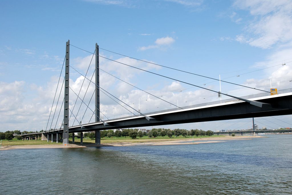 Düsseldorf, Rheinkniebrücke (Bild: mbdortmund, GFDL 1.2)