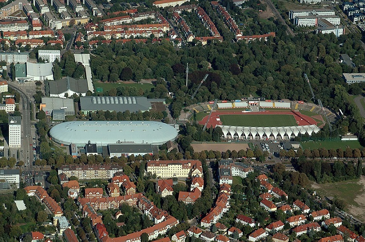Erfurt, Steigerwaldstadion: rechts im Bild die Arena mit Marathontor, links oben die Schwimm- und die Schalensporthalle mit dem markant gefalteten Dach (Bild: TomKidd, GFDL/CC-BY-SA-3.0)