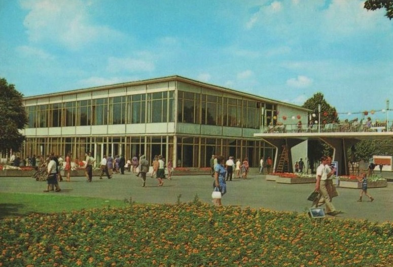 Erfurt, iga-Gelände, Zentralgaststätte mit Rendezvous-Brücke (Bild: Postkarte, Auslese Bild-Verlag, Bad Salzungen, um 1980)
