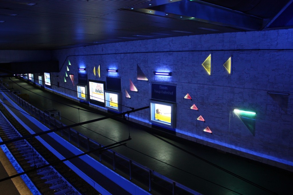 Essen, U-Bahnstation "Hauptbahnhof", abgeschlagener Fliesenspiegel im Gleisbereich (Bild: Sebastian Bank, 2015)