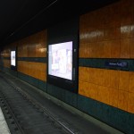 Essen, U-Bahnhof "Berliner Platz", Gleisbereich mit orange- und grünfarbenen Fliesen (Bild: Sebastian Bank, 2015)