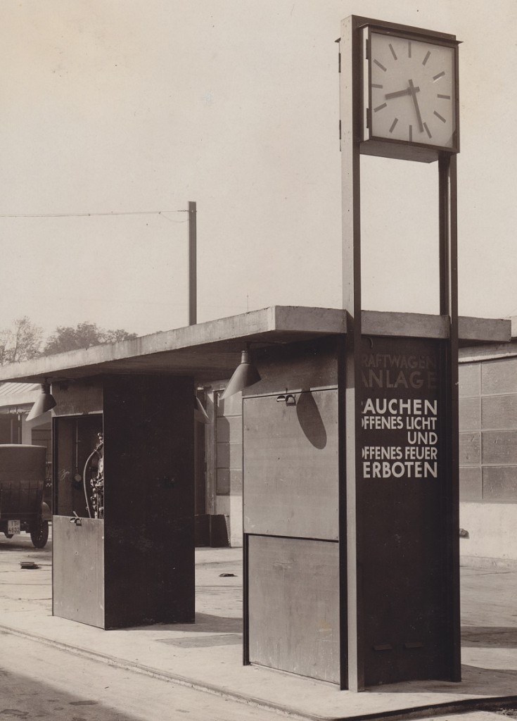 Großgarage der Frankfurter Automobildroschkengesellschaft, Tankstelle (© Privatarchiv Kramer, Foto: Hermann Collischonn, 1926)