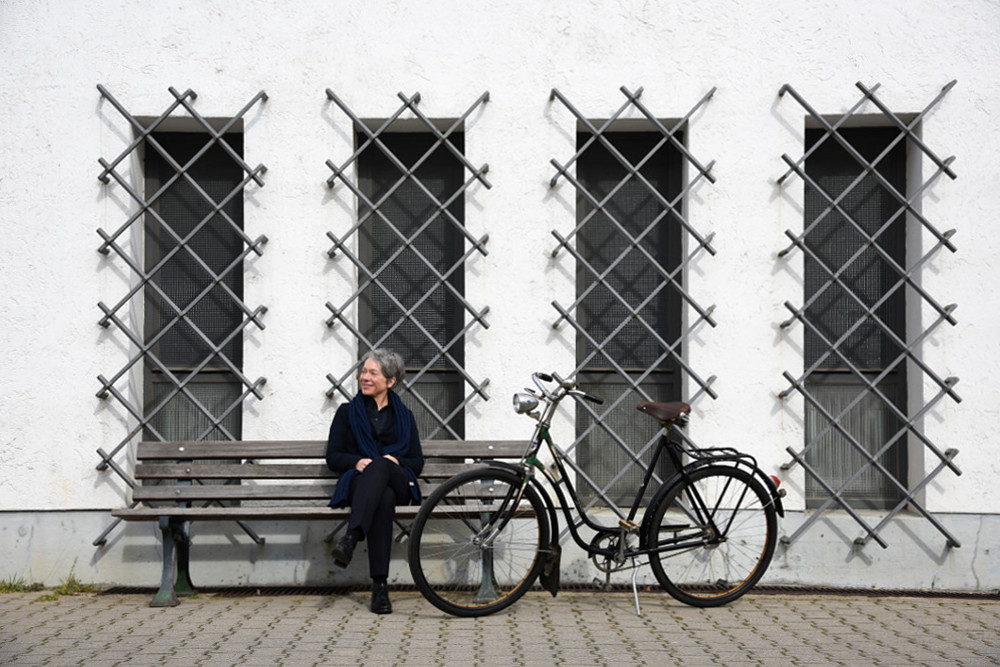 Frankfurt-Bornheim, Ina Hartwig mit einem Arcona-Fahrrad vor Heilig Kreuz (Bild: Andreas Beyer)