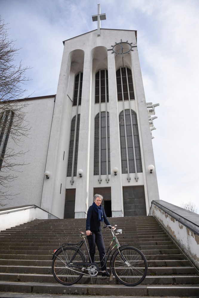 Frankfurt-Bornheim, Ina Hartwig mit einem Arcona-Fahrrad vor Heilig Kreuz (Bild: Andreas Beyer)