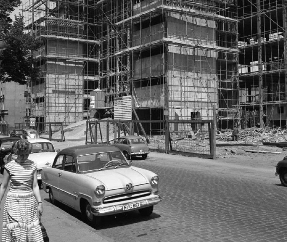 Bild: Frankfurt am Main, Bau des Philosophicums, 1959Bundesarchiv Nr. B 145 Bild-F006599-0004, CC BY SA 3.0, Foto: Rolf Unterberg