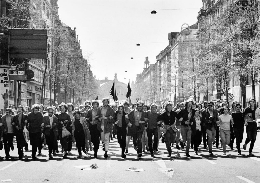 Frankfurt am Main, Demonstration gegen den Vietnamkrieg, 1970 (Bild:  © Barbara Klemm / HMF)