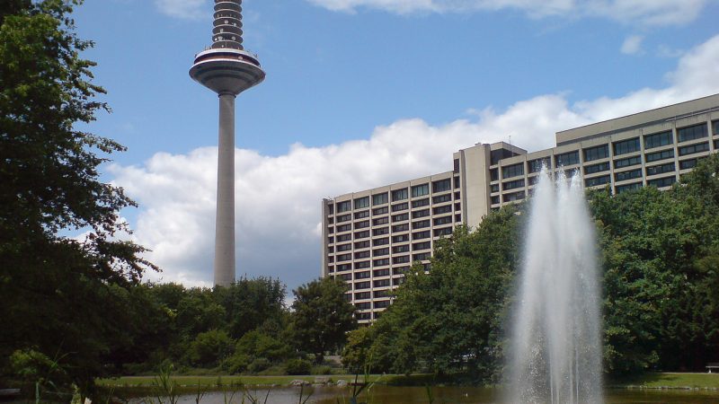 Frankfurt, Teich an der Miquelanlage mit Europaturm und Bundesbank (Bild: Torben, CC BY-SA 3.0)