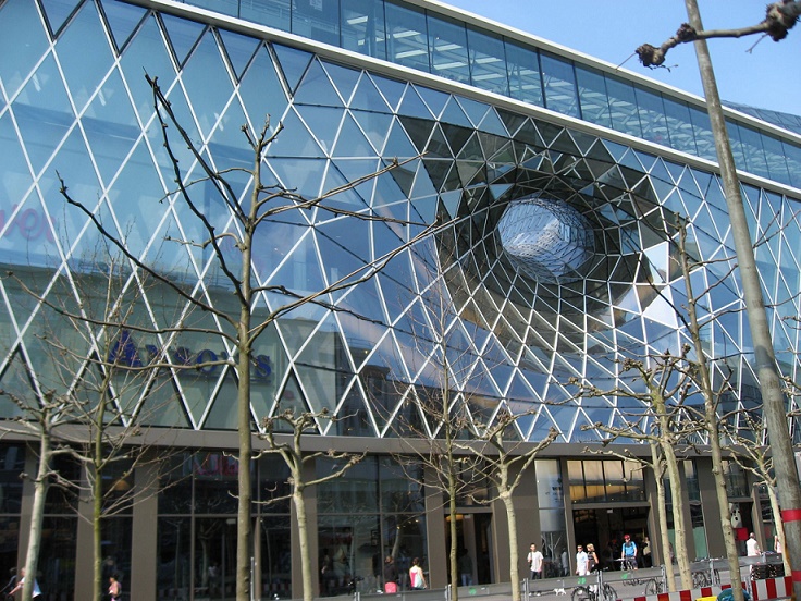 Die Fassade des neue MyZeil-Kaufhauses auf der Frankfurter Zeil (Bild: SB68Manm, GFDL oder CC BY SA 3.0)