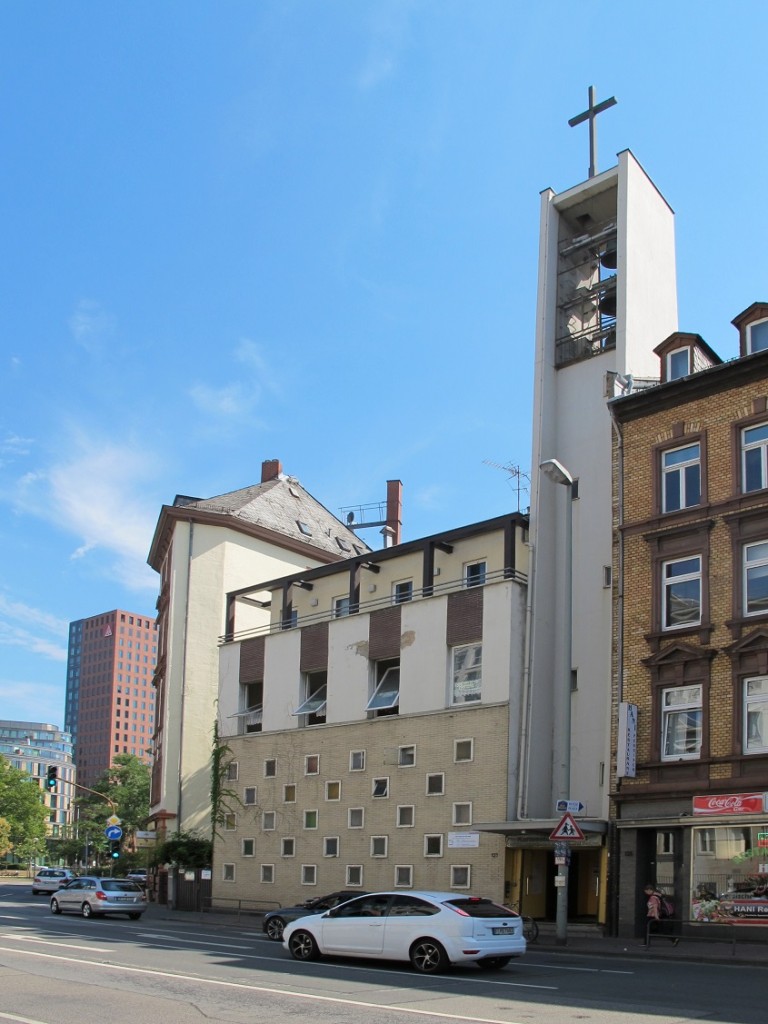 UMNUTZUNG: Frankfurt am Main-Gutleutviertel, ehemalige Gutleutkirche (1908/58, Entwidmung 2012), vorübergehende Nutzung als Flüchtlingsunterkunft in kirchlicher Trägerschaft, bevorstehender Umbau zum Jugendhaus