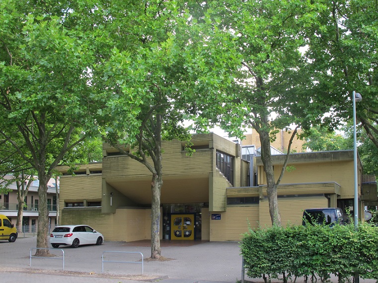UMNUTZUNG: Frankfurt am Main-Sindlingen, ehemaliges Evangelisches Gemeindezentrum Arche (1973, Umnutzung 2006), heute Kindertagesstätte "Fluggi-Land"