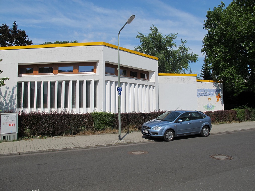 UMNUTZUNG: Frankfurt am Main-Dornbusch, ehemaliges Evangelisches Gemeindehaus in der Haeberlinstraße (1969, Umnutzung 1998), heute Evangelisches Jugendwerk