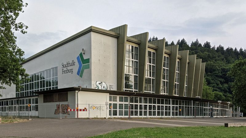 Freiburg, Stadthalle von Nordwesten 2023 (Bild: Maximilian Kraemer)