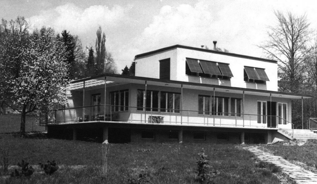 Das Haus Albrecher-Leskoschek in Graz: Die Aufstelzung des Baus war dem Untergrund geschuldet (Bild: Sammlung Heimo Halbrainer, Nachlass Max v. Wikullil, Graz)