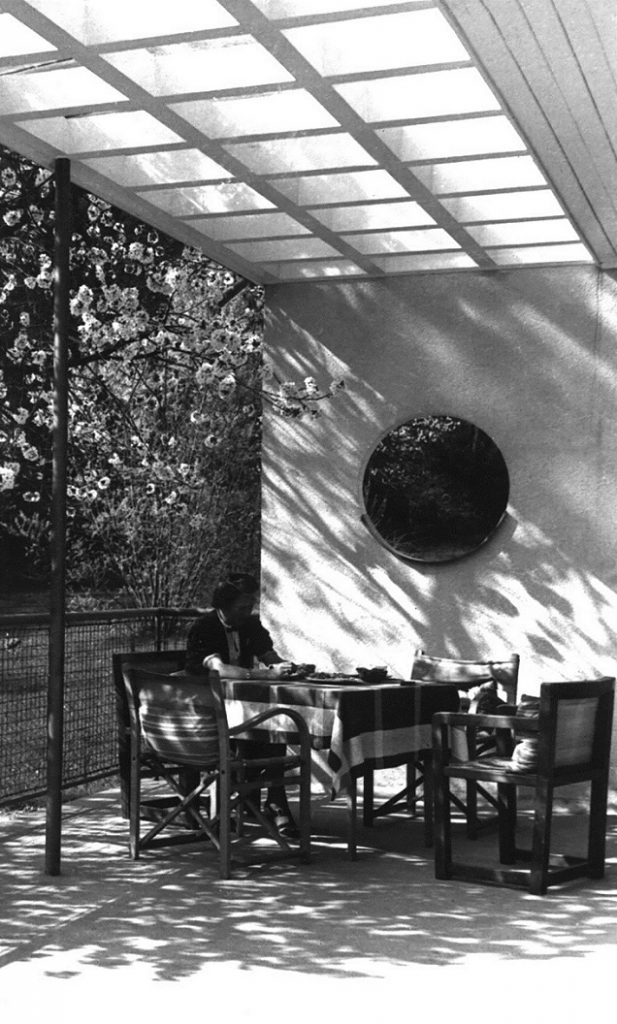 Das Haus Albrecher-Leskoschek in Graz: die Terrasse mit dem zur Pergola aufgelösten Vordach(Bild: Archiv der TU Graz, Sammlung Herbert Eichholzer)