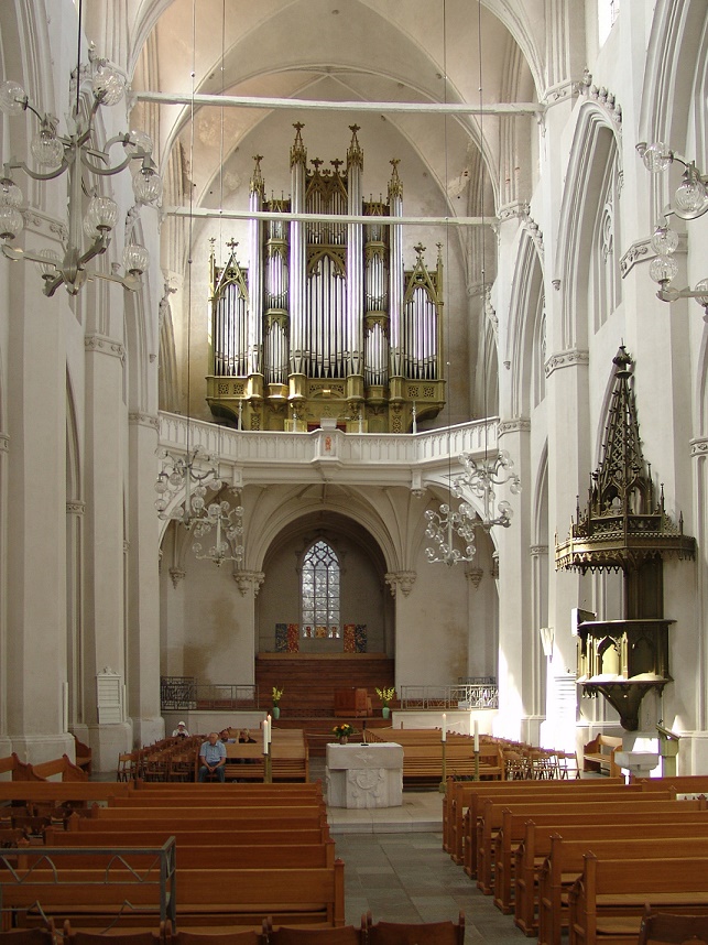 Der zweite Raumschwerpunkt unter der Orgelempore: die Bühne für die Kirchenmusik im Greifswalder Dom (Bild: Tilman2007, CC BY SA 3.0)