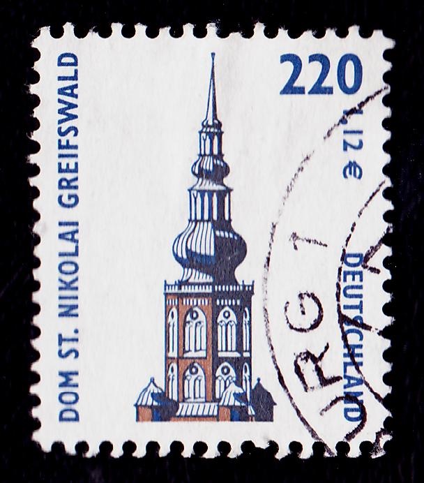Briefmarkentauglich: Die doppelt geschwungene Turmhaube des Greifswalder Doms schaffte es 2001 auf ein Postwertzeichen (Scan: MV23, via wikimedia.commons)