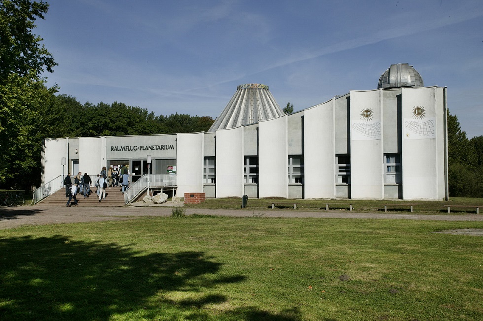 Das Planetarium auf der Peißnitzinsel in Halle (Saale) im Jahr 2003 (Bild: Stadt Halle (Saale), Thomas Ziegler)