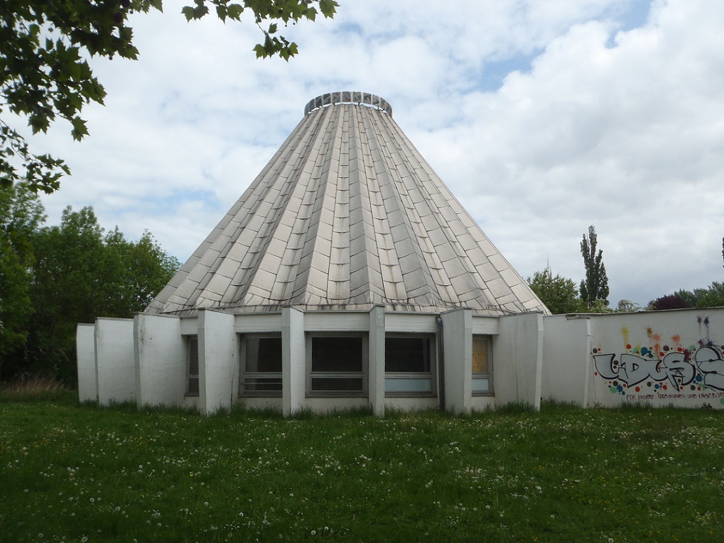 Halle (Saale), aktueller Zustand der kegelförmigen Kuppel-Konstruktion des Planetariums auf der Peißnitzinsel, Fotoaufnahme 2015 (Bild: Tanja Scheffler)