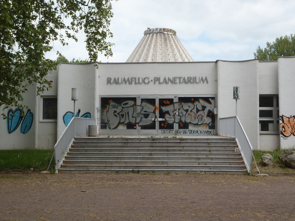 Halle (Saale), aktueller Zustand des Eingangsbereichs des Planetariums auf der Peißnitzinsel, Fotoaufnahme 2015 (Bild: Tanja Scheffler)