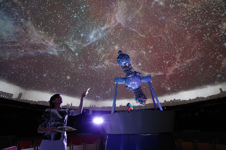 Astronomie-Vorführung mit dem „Spacemaster“-Projektor im ehemaligen Raumflug-Planetarium "Sigmund Jähn", zeitgenössische Fotoaufnahme (Bild: Stadt Halle (Saale), Thomas Ziegler)