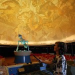 Astronomie-Vorführung mit dem „Spacemaster“-Projektor im ehemaligen Raumflug-Planetarium "Sigmund Jähn", zeitgenössische Fotoaufnahme (Bild: Stadt Halle (Saale), Thomas Ziegler)