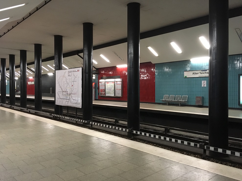 Hamburg, Haltestelle „Alter Teichweg“, Bahnsteigtunnel, 2018 (Bild: Sabine Kock)
