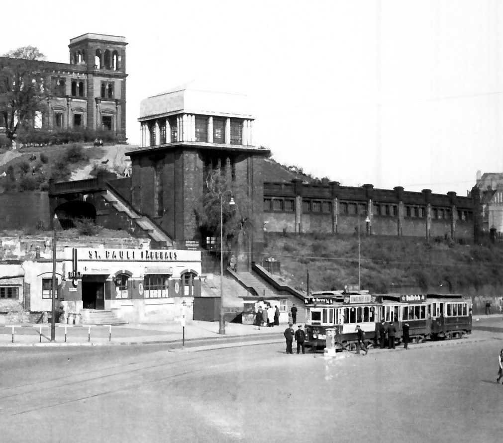 Hamburg, Haltestelle "Landungsbrücken" mit Kriegsschäden, Aufnahme nach 1943 (Foto: Archiv der Hamburger Hochbahn)